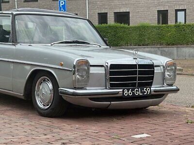 Mercedes-Benz-200-Series-1975-4