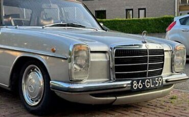 Mercedes-Benz-200-Series-1975-5