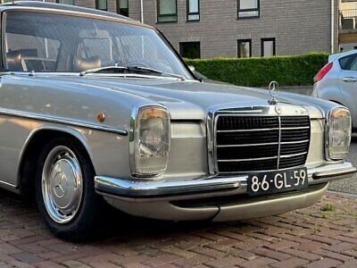 Mercedes-Benz-200-Series-1975-5