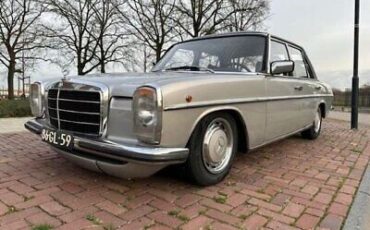 Mercedes-Benz-200-Series-1975-6