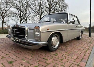 Mercedes-Benz-200-Series-1975-6