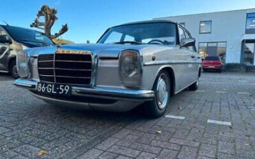 Mercedes-Benz-200-Series-1975-7