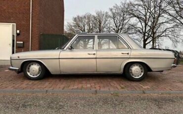 Mercedes-Benz-200-Series-1975-8