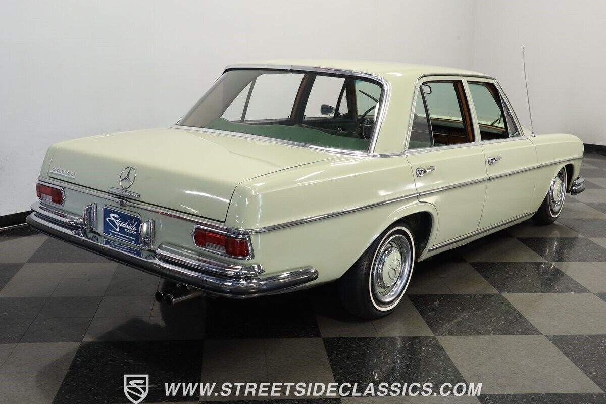 Mercedes-Benz-200-Series-Berline-1967-10