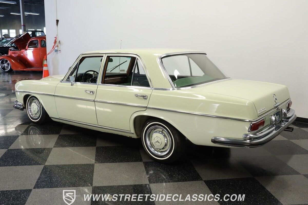 Mercedes-Benz-200-Series-Berline-1967-6