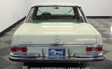 Mercedes-Benz-200-Series-Berline-1967-8