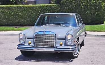 Mercedes-Benz-200-Series-Berline-1968-1