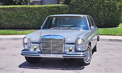 Mercedes-Benz-200-Series-Berline-1968-1