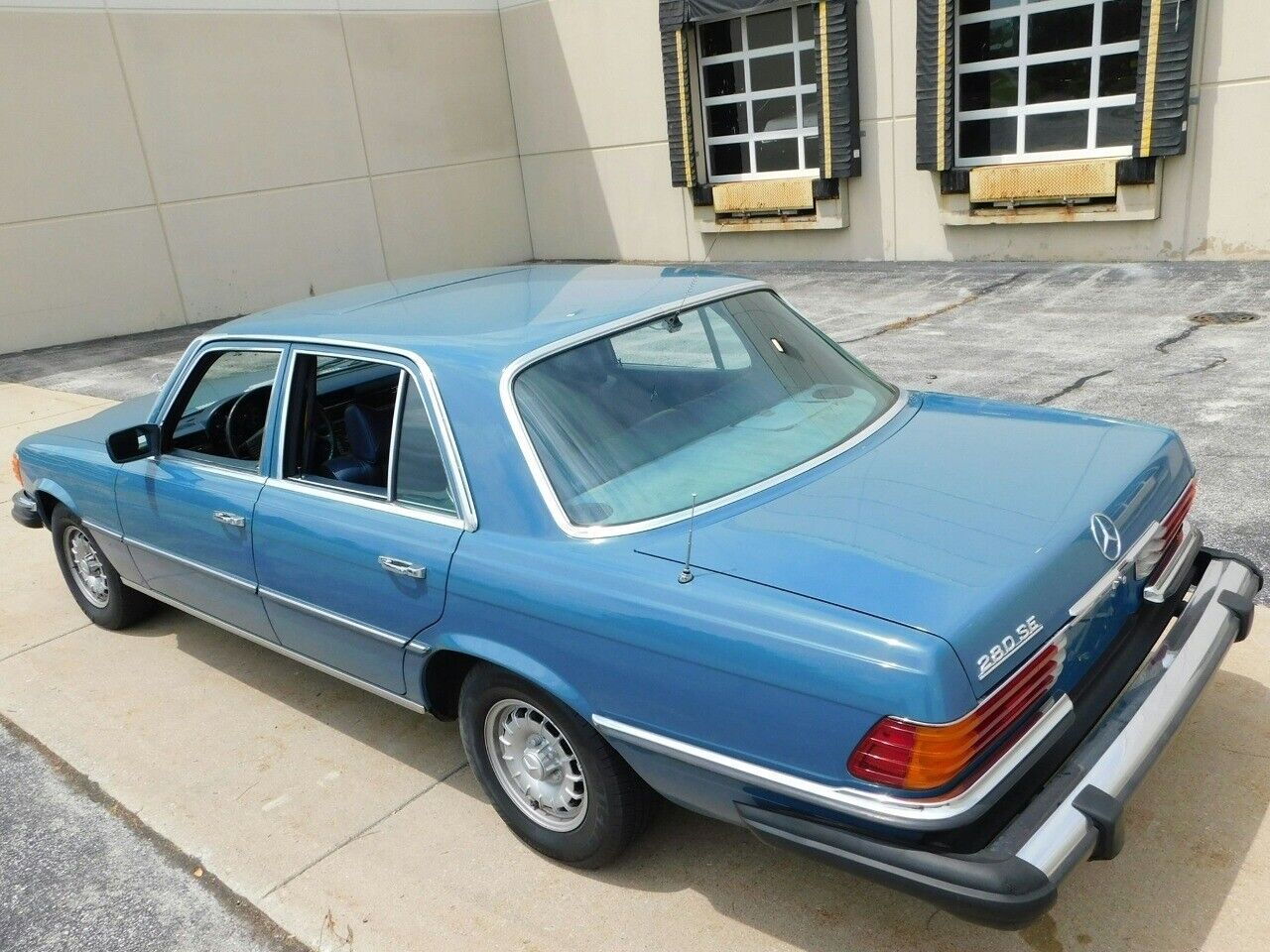 Mercedes-Benz-200-Series-Berline-1978-5