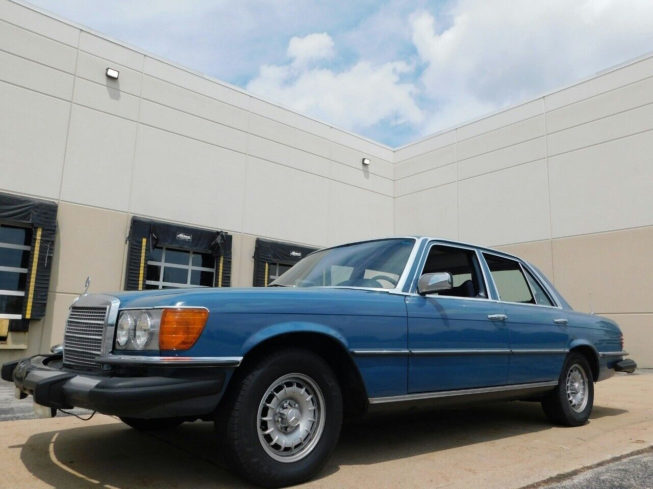 Mercedes-Benz-200-Series-Berline-1978-8