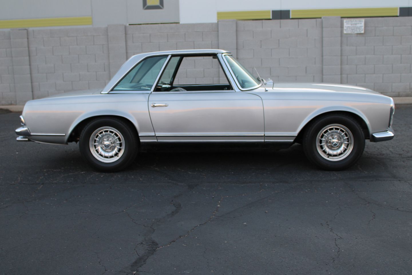 Mercedes-Benz-200-Series-Cabriolet-1967-1