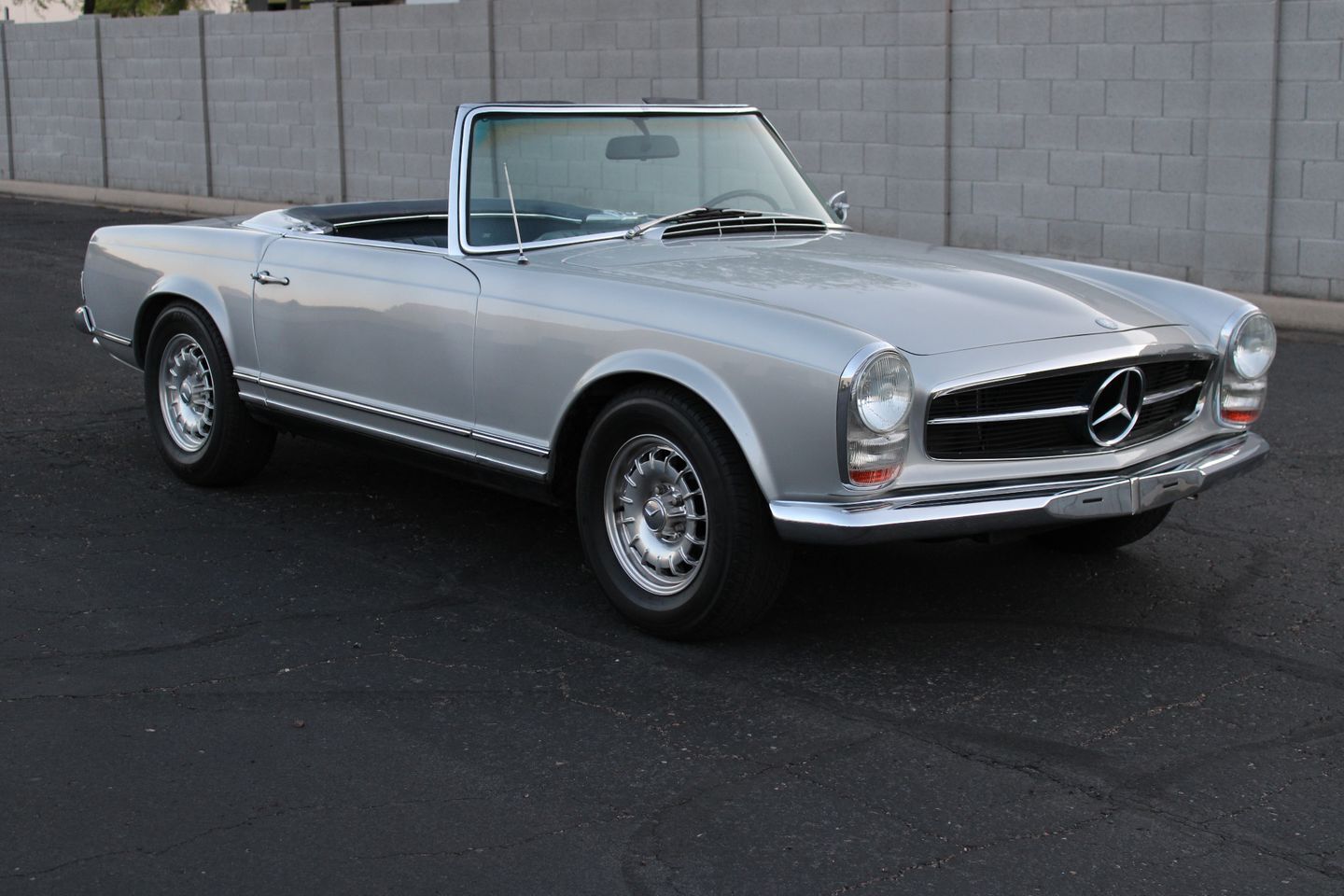 Mercedes-Benz-200-Series-Cabriolet-1967-13