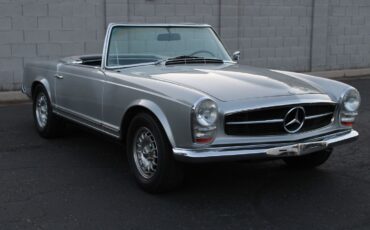 Mercedes-Benz-200-Series-Cabriolet-1967-17