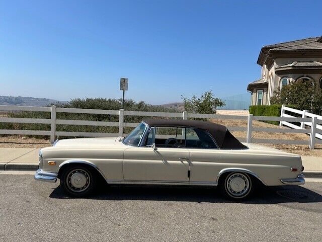 Mercedes-Benz-200-Series-Cabriolet-1967-4