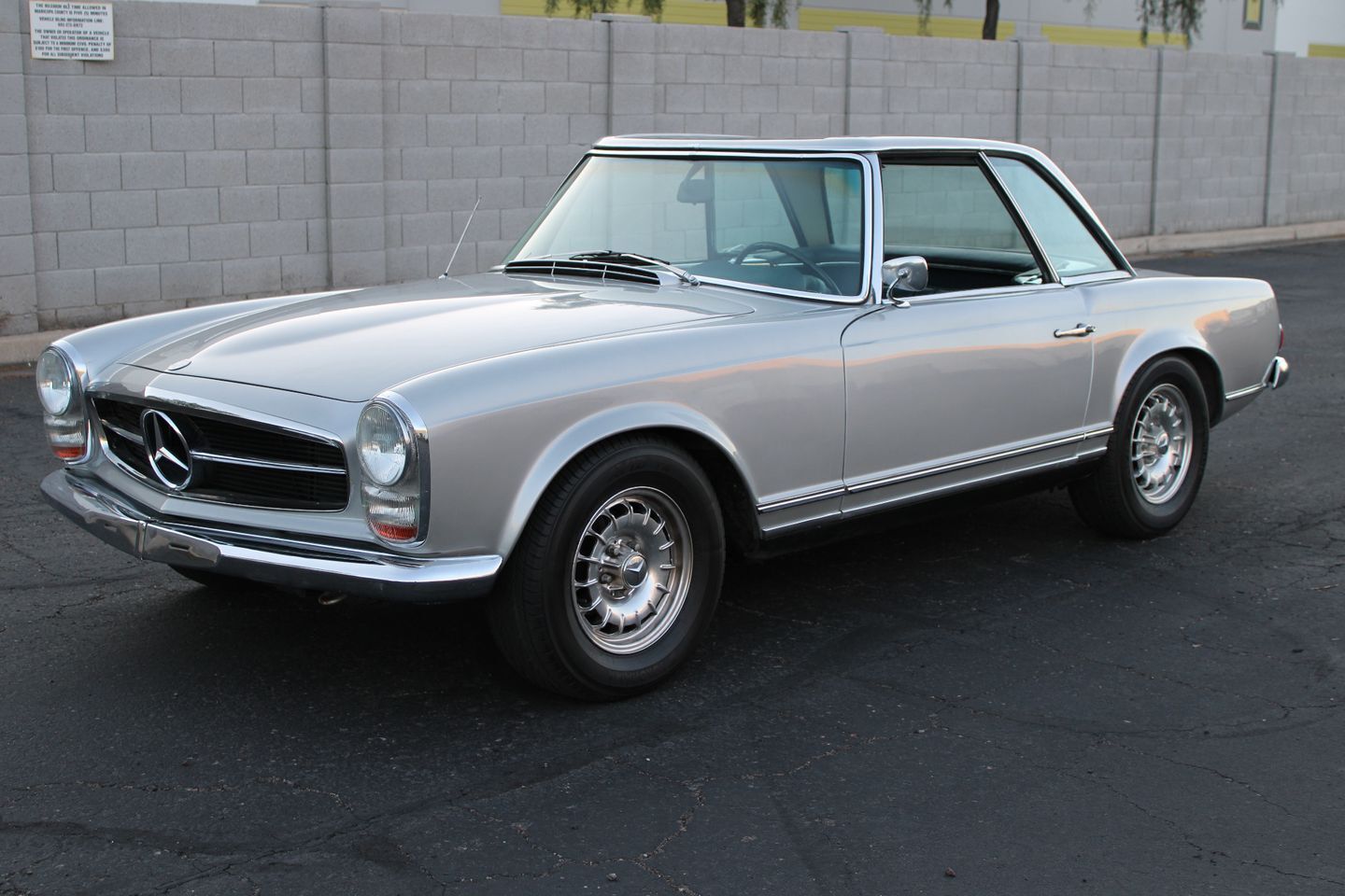 Mercedes-Benz-200-Series-Cabriolet-1967-4