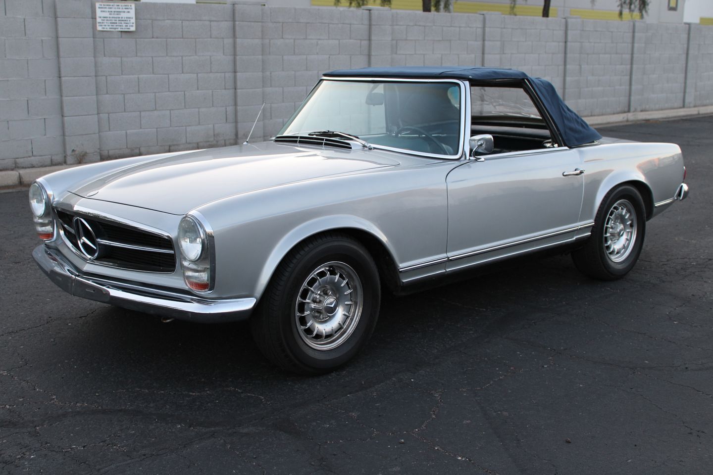 Mercedes-Benz-200-Series-Cabriolet-1967-9