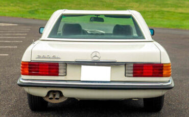 Mercedes-Benz-200-Series-Cabriolet-1980-6