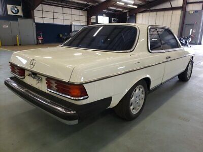 Mercedes-Benz-200-Series-Coupe-1979-3