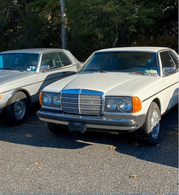 Mercedes-Benz-200-Series-Coupe-1979-4