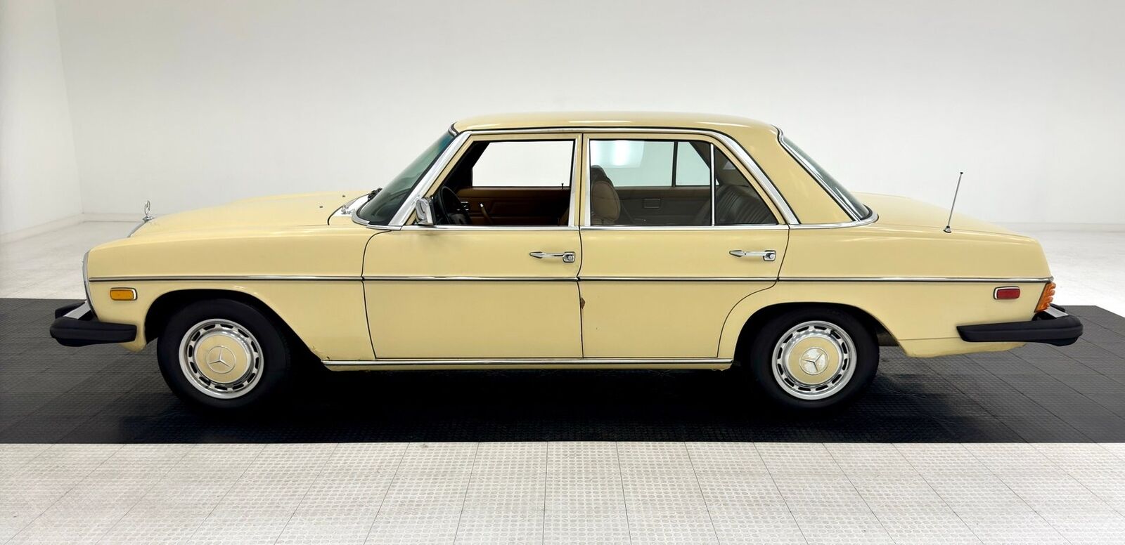 Mercedes-Benz-300-Series-1975-1