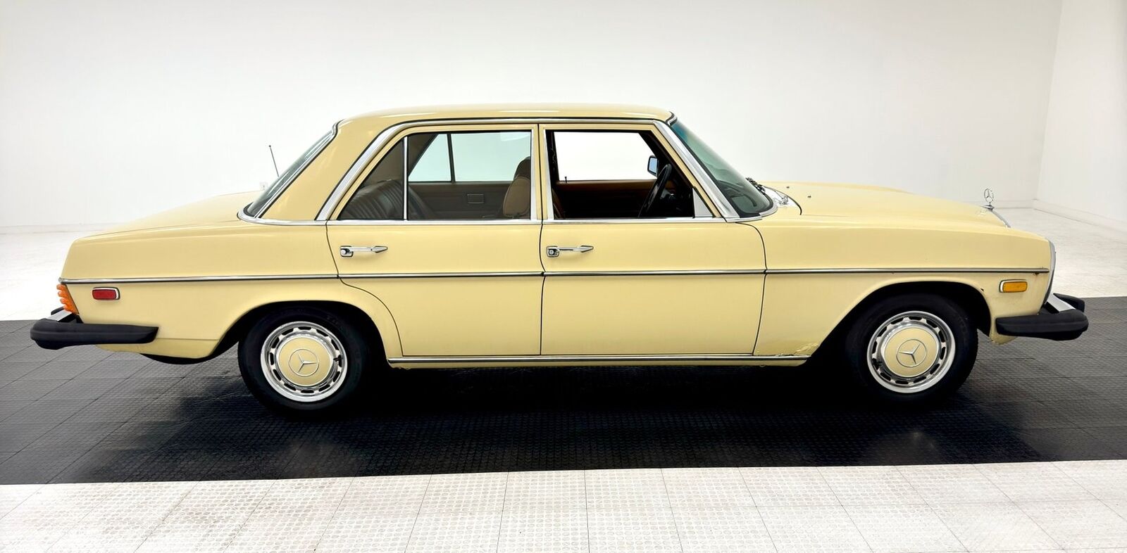 Mercedes-Benz-300-Series-1975-5