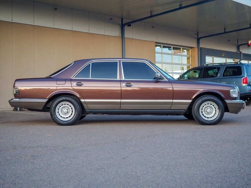 Mercedes-Benz-300-Series-1985-11