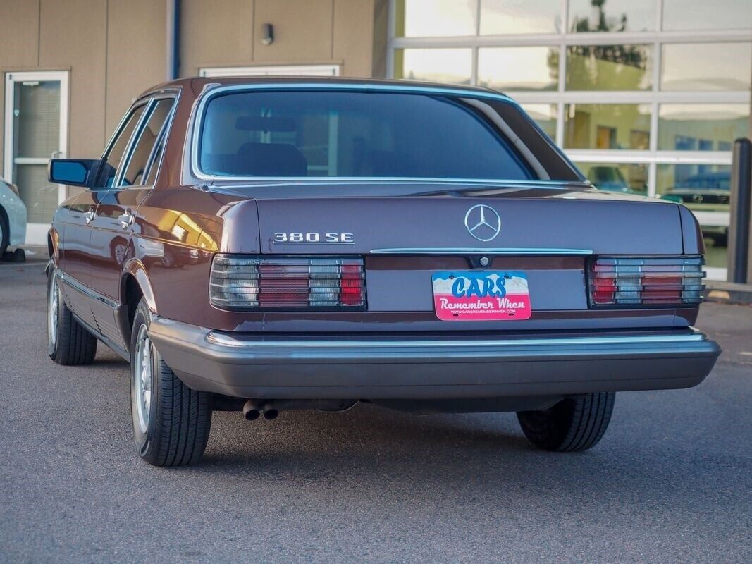 Mercedes-Benz-300-Series-1985-8