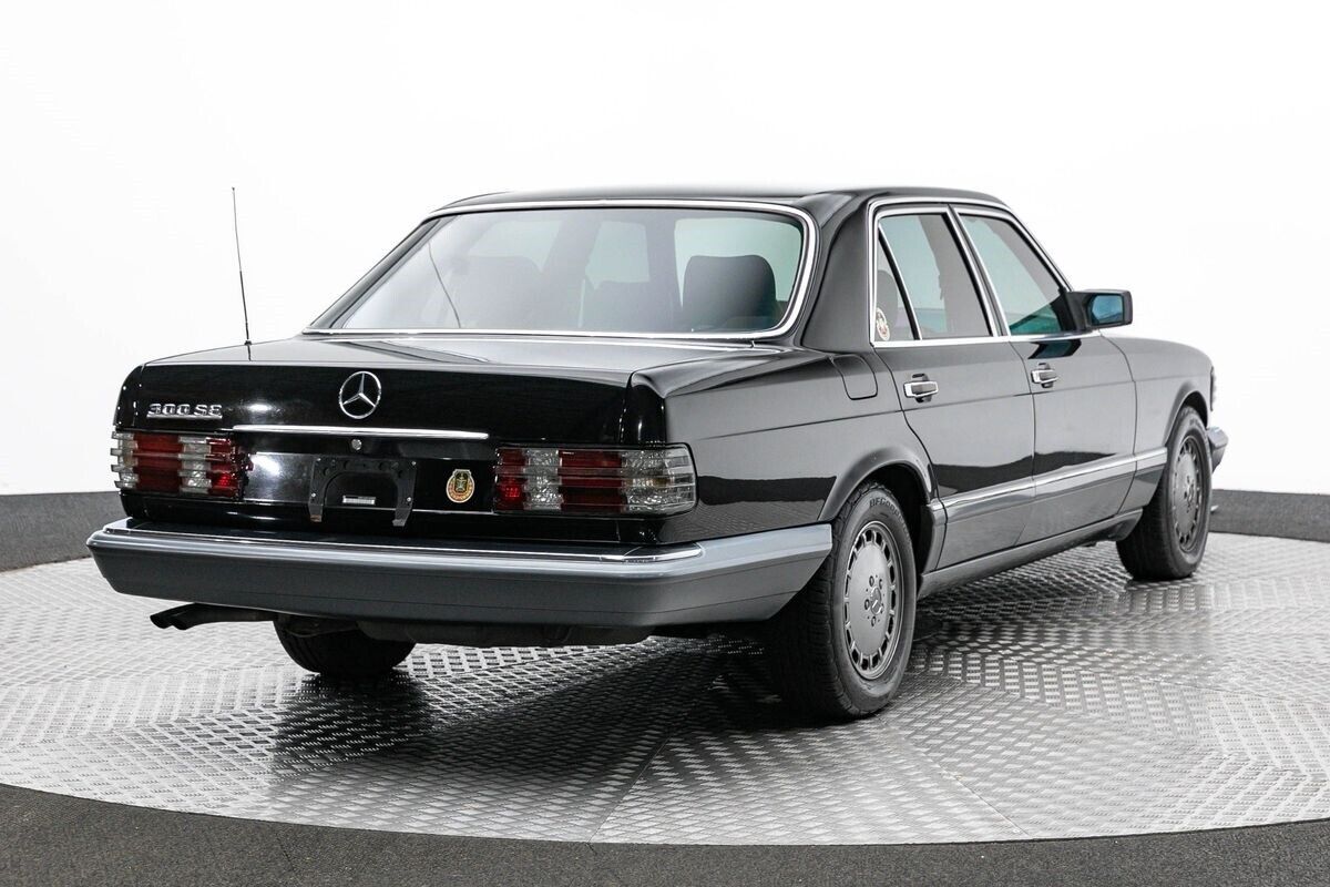 Mercedes-Benz-300-Series-1990-4