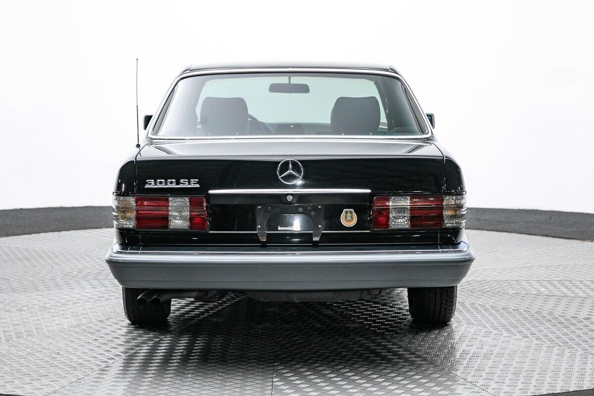 Mercedes-Benz-300-Series-1990-5