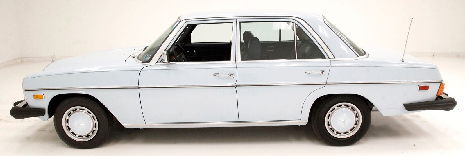 Mercedes-Benz-300-Series-Berline-1976-1