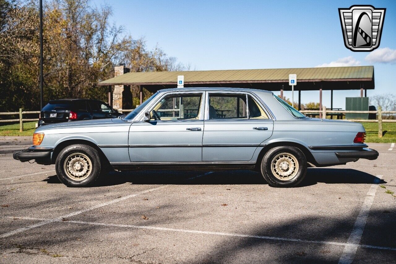 Mercedes-Benz-300-Series-Berline-1979-3