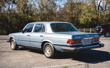 Mercedes-Benz-300-Series-Berline-1979-4