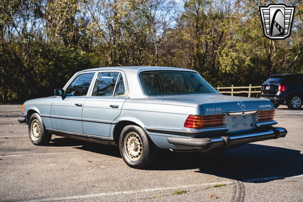 Mercedes-Benz-300-Series-Berline-1979-4