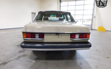 Mercedes-Benz-300-Series-Berline-1980-3