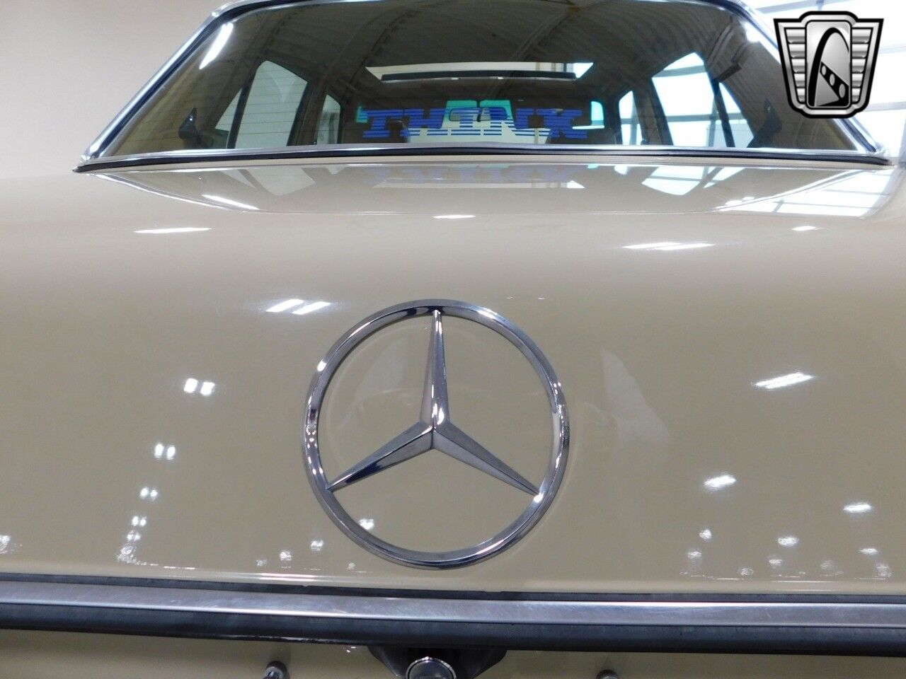 Mercedes-Benz-300-Series-Berline-1980-9