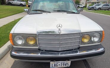 Mercedes-Benz-300-Series-Berline-1981-10