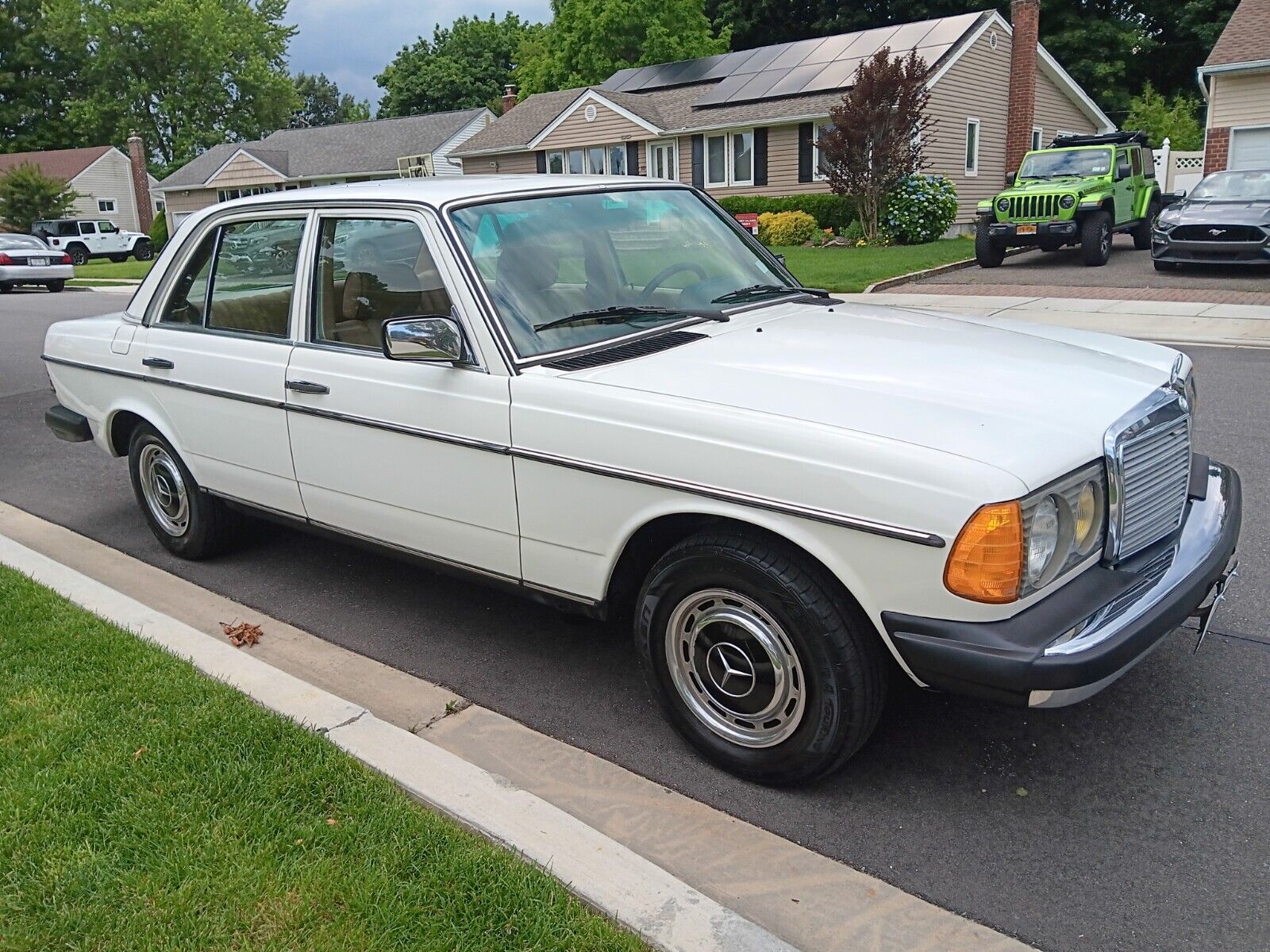 Mercedes-Benz-300-Series-Berline-1981-11