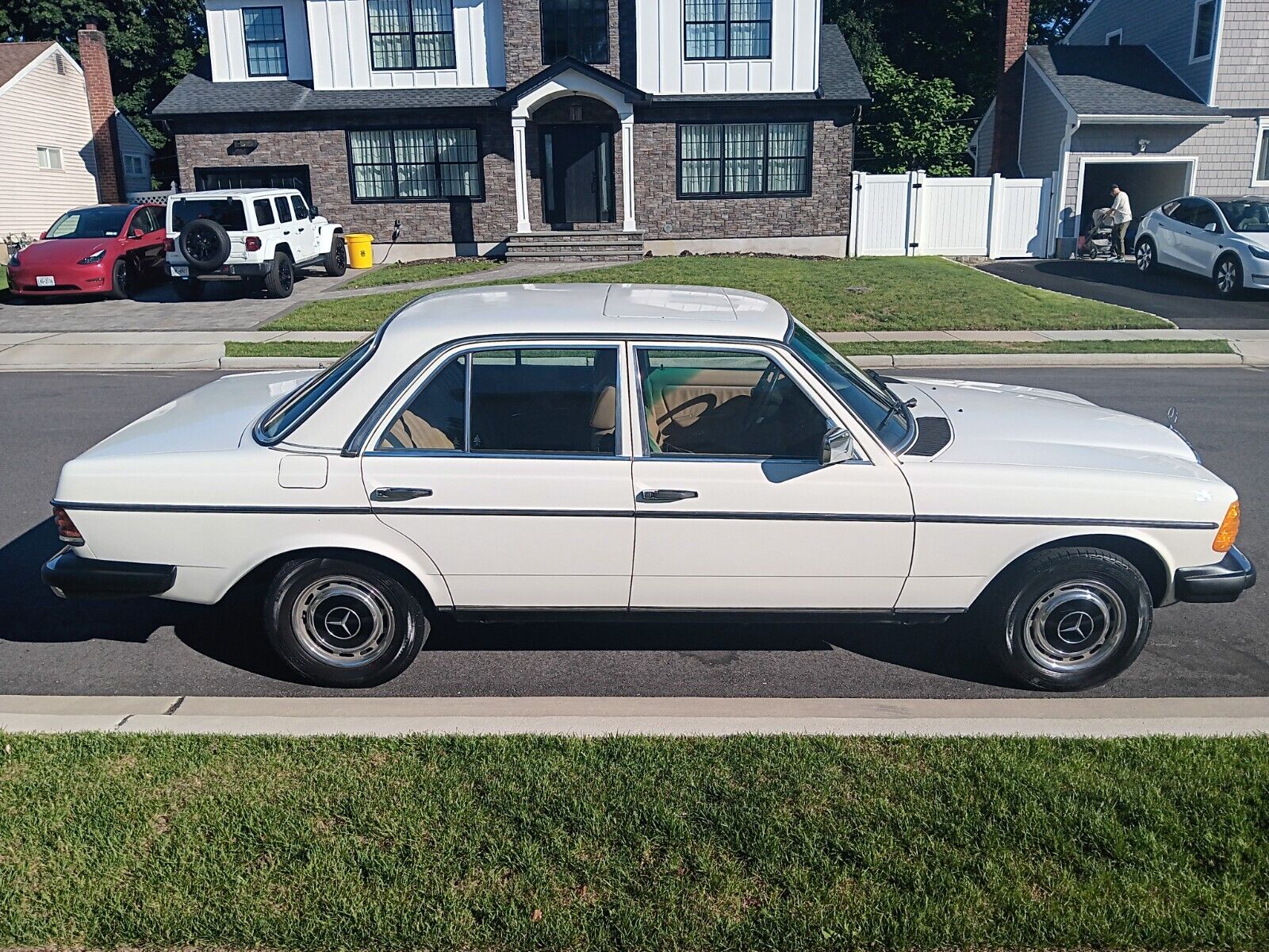 Mercedes-Benz-300-Series-Berline-1981-5