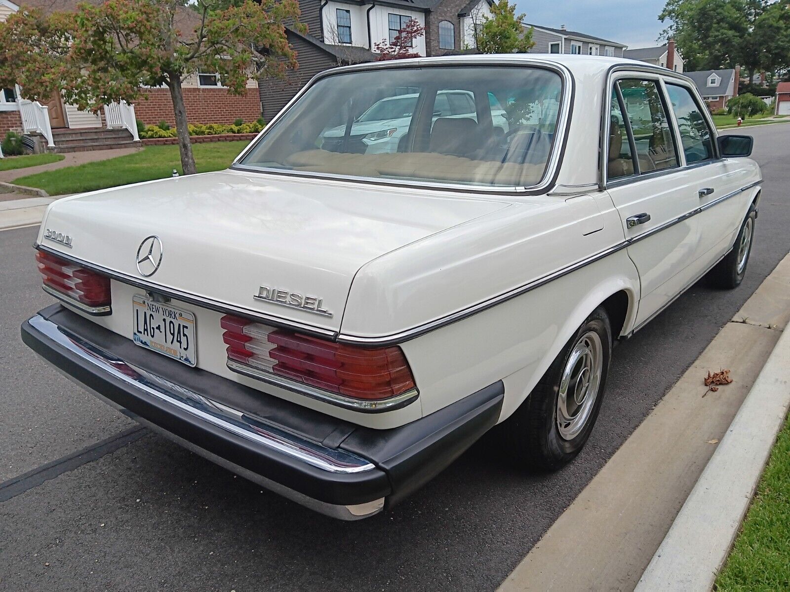 Mercedes-Benz-300-Series-Berline-1981-9