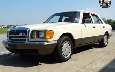 Mercedes-Benz-300-Series-Berline-1982-3