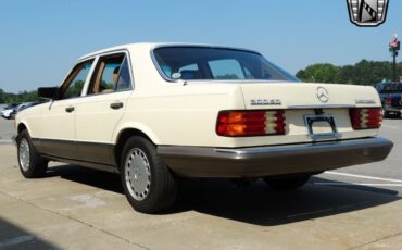 Mercedes-Benz-300-Series-Berline-1982-5