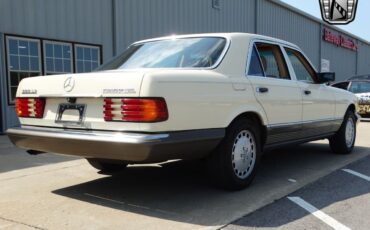 Mercedes-Benz-300-Series-Berline-1982-7