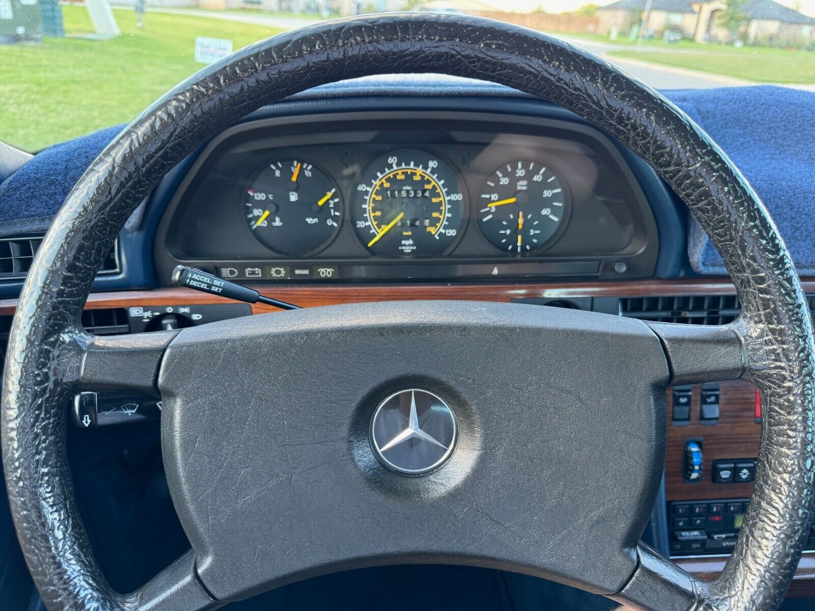 Mercedes-Benz-300-Series-Berline-1983-19