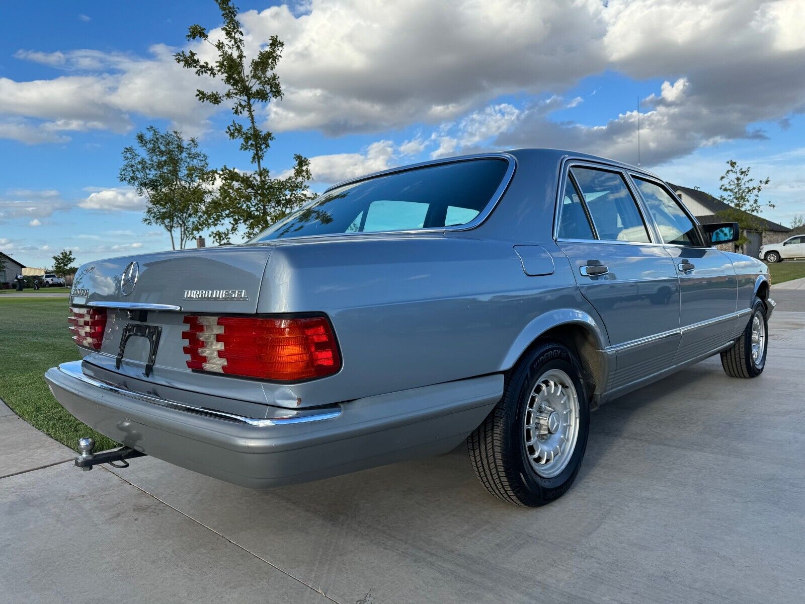 Mercedes-Benz-300-Series-Berline-1983-2