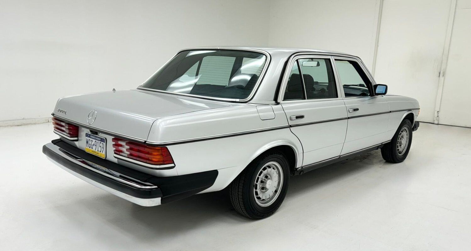 Mercedes-Benz-300-Series-Berline-1984-4