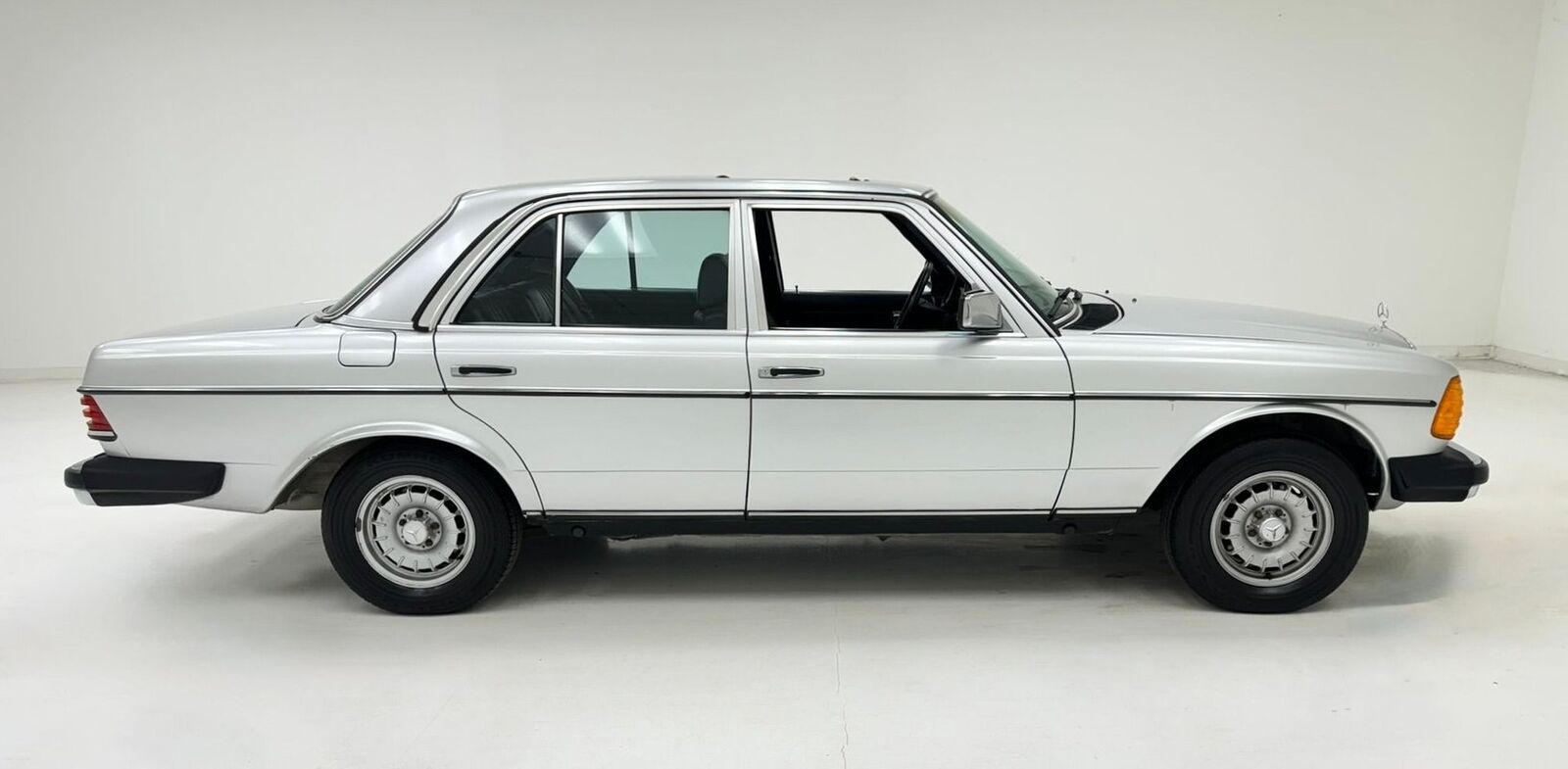 Mercedes-Benz-300-Series-Berline-1984-5