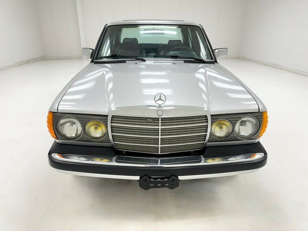 Mercedes-Benz-300-Series-Berline-1984-7