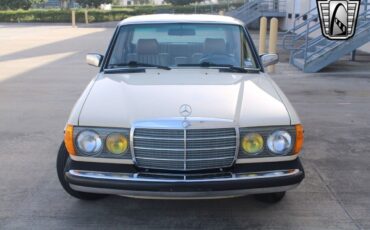 Mercedes-Benz-300-Series-Berline-1985-6