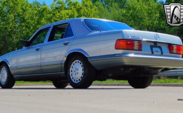 Mercedes-Benz-300-Series-Berline-1990-5