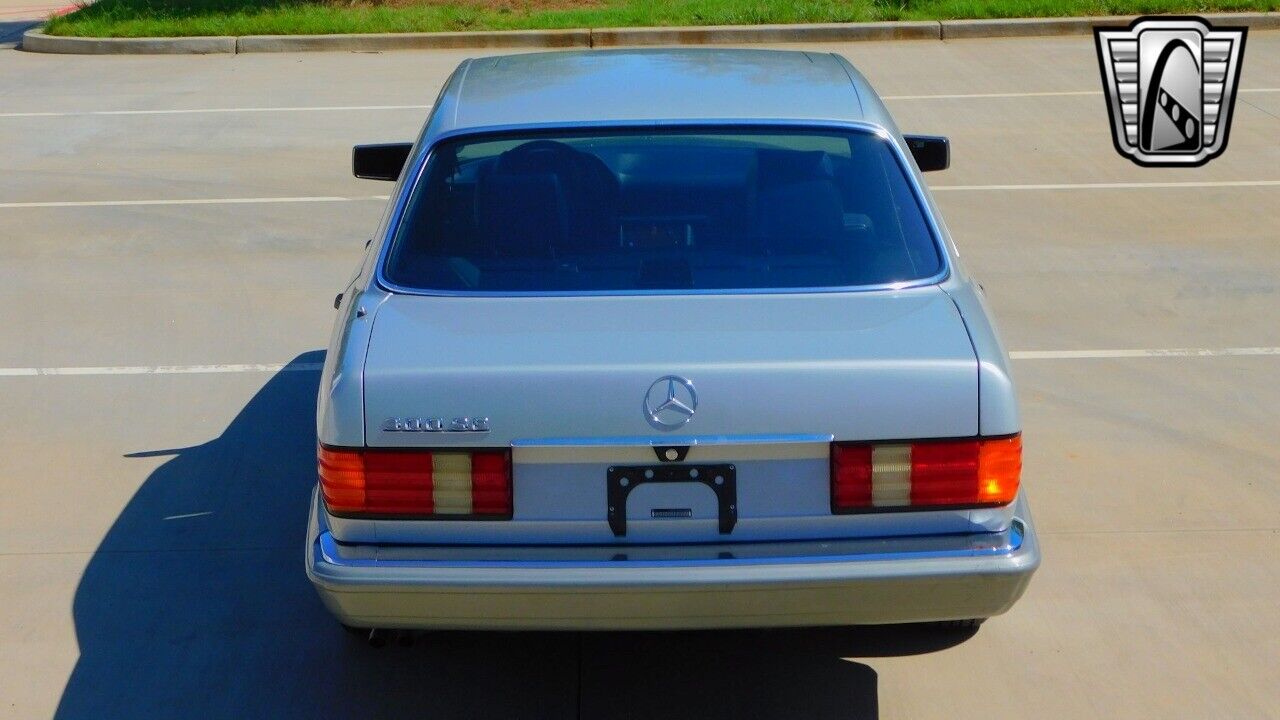 Mercedes-Benz-300-Series-Berline-1990-6